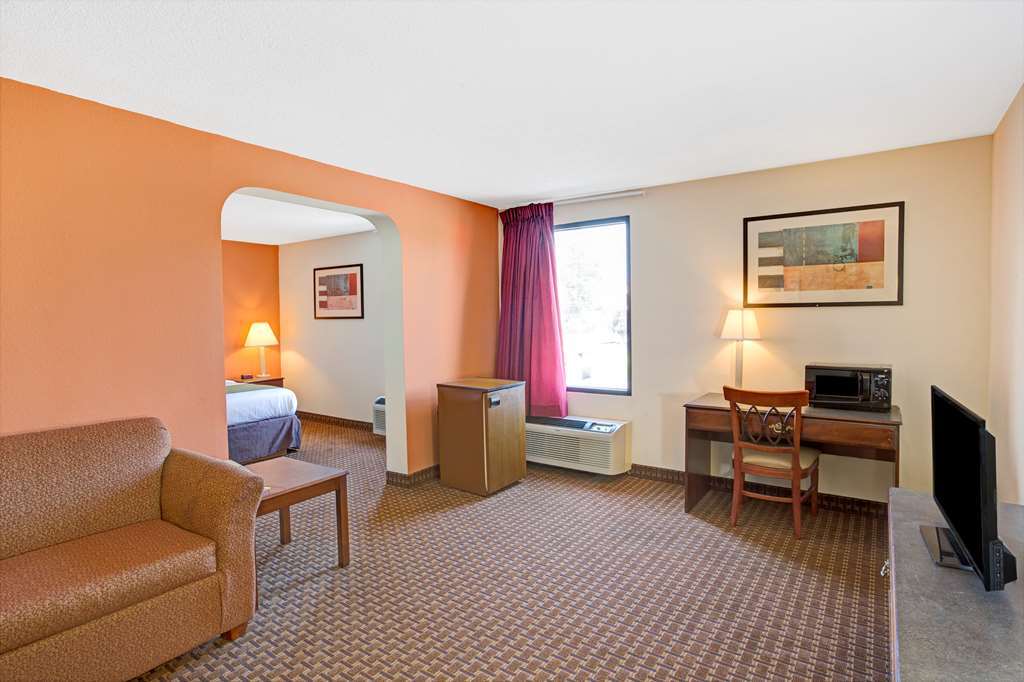 Clarion Inn & Suites Near Downtown Knoxville Room photo